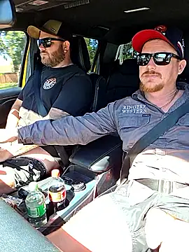 Snapshot of brokecountrylads chatting on February 17, 4:09 am brokecountrylads online show from February 17, 4:09 am