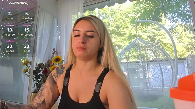 Snapshot of Ella_Vee chatting on June 11, 6:22 am Ella Vee online show from June 11, 6:22 am