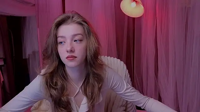 Snapshot of AstraMist chatting on November 17, 5:46 am AstraMist online show from November 17, 5:46 am