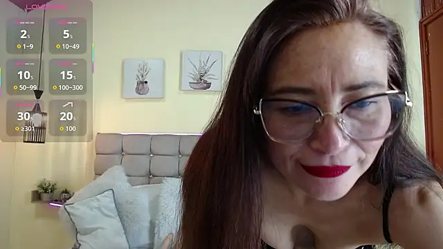 Snapshot of _naomi_s chatting on June 9, 1:34 pm naomi s online show from June 9, 1:34 pm
