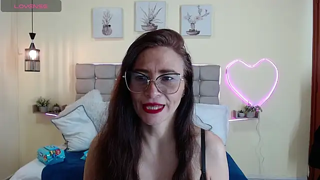 Snapshot of _naomi_s chatting on June 10, 1:32 pm naomi s online show from June 10, 1:32 pm