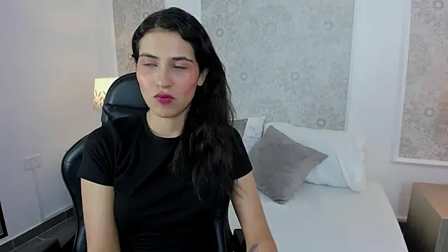 Snapshot of desireee_ chatting on May 6, 7:19 pm desireee online show from May 6, 7:19 pm