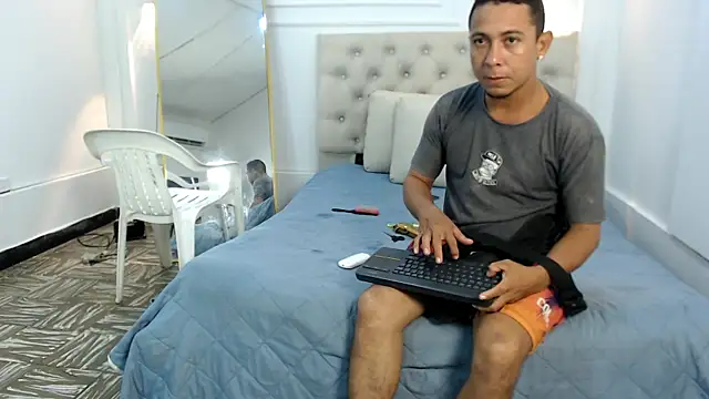 Snapshot of charlotte_dante212 chatting on December 3, 2:19 am charlotte dante212 online show from December 3, 2:19 am