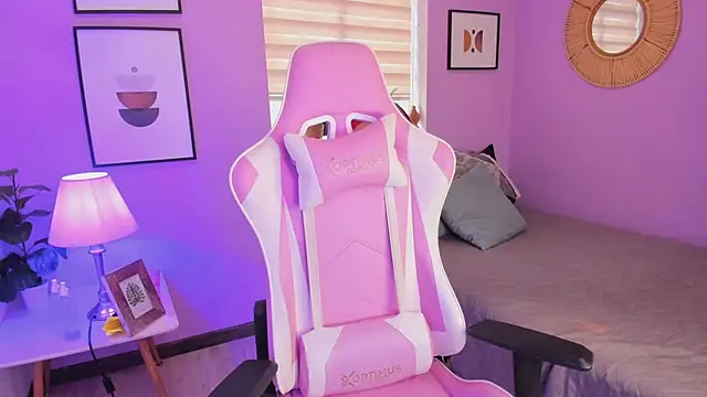 Snapshot of Ema_wett chatting on December 3, 7:45 pm Ema wett online show from December 3, 7:45 pm