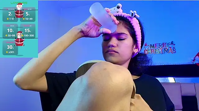 Snapshot of emycarver09 chatting on January 9, 11:35 am emycarver09 online show from January 9, 11:35 am