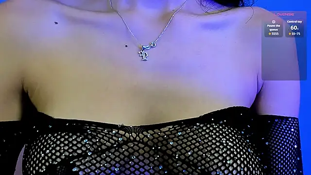 Snapshot of emycarver09 chatting on February 10, 10:52 am emycarver09 online show from February 10, 10:52 am