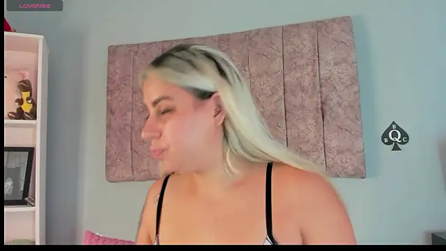 Snapshot of naomi_sanz chatting on October 15, 6:30 pm naomi sanz online show from October 15, 6:30 pm