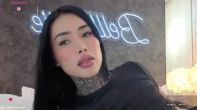 Snapshot of belllbonniie chatting on May 18, 11:32 pm belllbonniie online show from May 18, 11:32 pm
