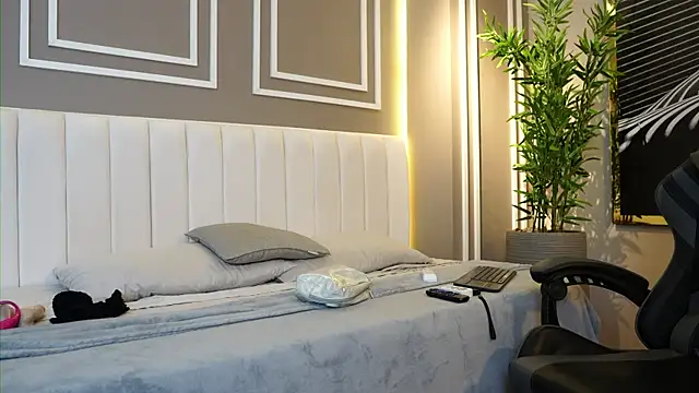 Tayler Kim online show from November 12, 6:30 pm