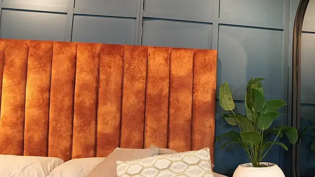 Tayler Kim online show from December 5, 4:36 pm