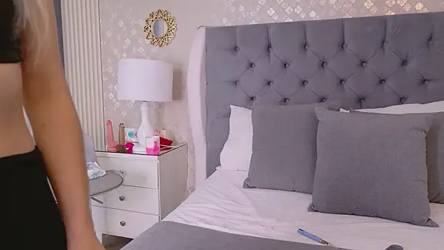 Snapshot of ZoeWilliis chatting on July 26, 11:06 am ZoeWilliis online show from July 26, 11:06 am