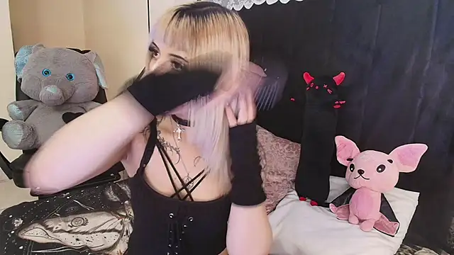 Snapshot of IvyBelle_ chatting on June 19, 11:36 am IvyBelle online show from June 19, 11:36 am