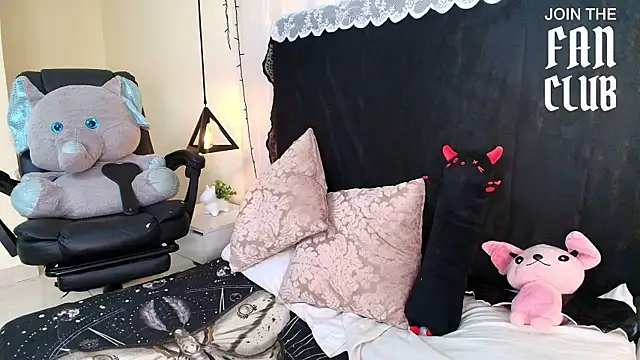 Snapshot of IvyBelle_ chatting on July 9, 11:25 am IvyBelle online show from July 9, 11:25 am