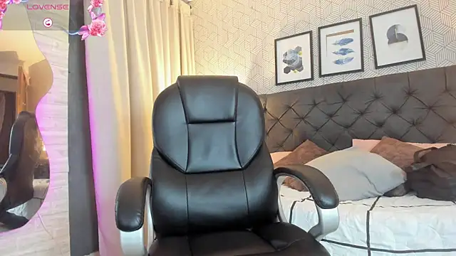 sophie  blare online show from September 27, 8:03 pm