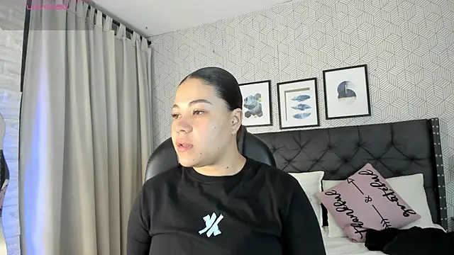 Snapshot of sophie__blare chatting on May 4, 6:59 pm sophie blare online show from May 4, 6:59 pm