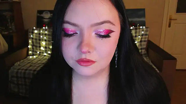 EmillyBones online show from December 3, 5:33 pm