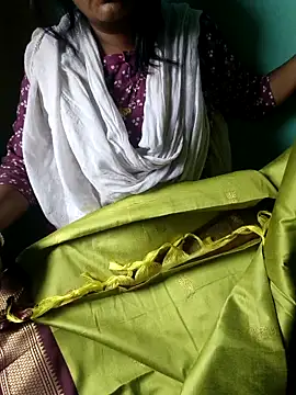 Snapshot of desi_boudi87 chatting on May 5, 10:01 am desi boudi87 online show from May 5, 10:01 am