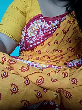Snapshot of desi_boudi87 chatting on May 8, 8:41 am desi boudi87 online show from May 8, 8:41 am