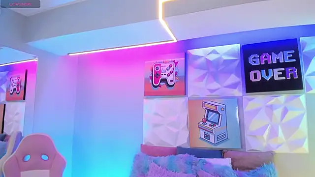 LindaWz  online show from December 5, 4:10 am