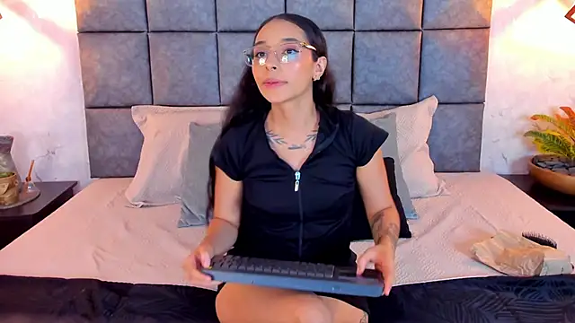 Snapshot of Roseaurora chatting on May 18, 10:43 am Roseaurora online show from May 18, 10:43 am