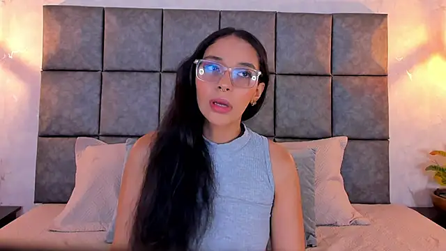 Snapshot of Roseaurora chatting on May 22, 10:43 am Roseaurora online show from May 22, 10:43 am