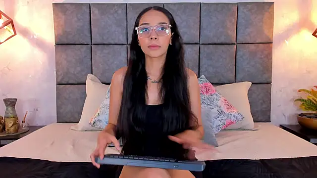 Snapshot of Roseaurora chatting on May 26, 10:33 am Roseaurora online show from May 26, 10:33 am