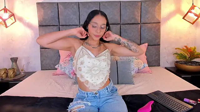 Snapshot of Roseaurora chatting on June 9, 10:49 am Roseaurora online show from June 9, 10:49 am