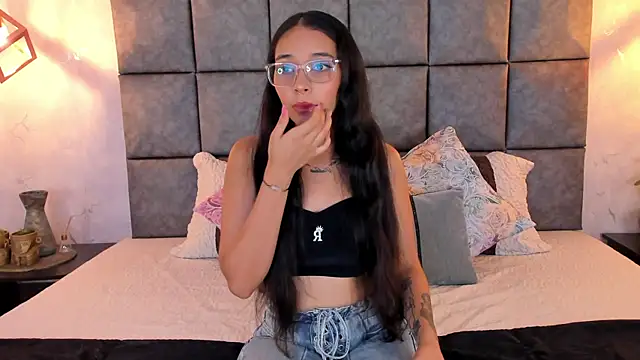 Snapshot of Roseaurora chatting on June 15, 10:39 am Roseaurora online show from June 15, 10:39 am