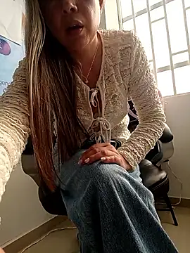 Snapshot of Madisson-04_ chatting on May 18, 1:50 pm Madisson-04 online show from May 18, 1:50 pm