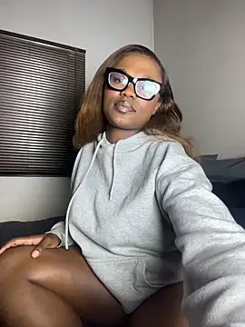 Snapshot of Moonzy77 chatting on February 15, 9:11 pm Moonzy77 online show from February 15, 9:11 pm