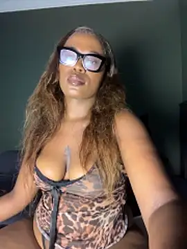 Snapshot of Moonzy77 chatting on March 1, 6:21 pm Moonzy77 online show from March 1, 6:21 pm