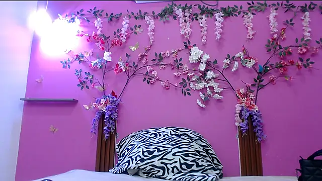 skinnysofia18 online show from April 30, 1:39 pm