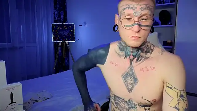 Snapshot of c10h15on1 chatting on February 13, 6:53 am c10h15on1 online show from February 13, 6:53 am