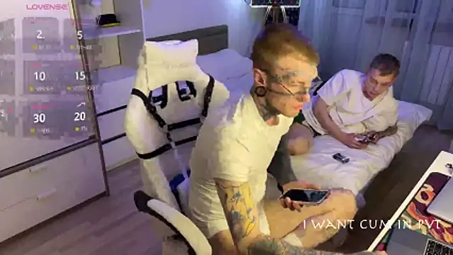 Snapshot of c10h15on1 chatting on February 21, 4:02 am c10h15on1 online show from February 21, 4:02 am