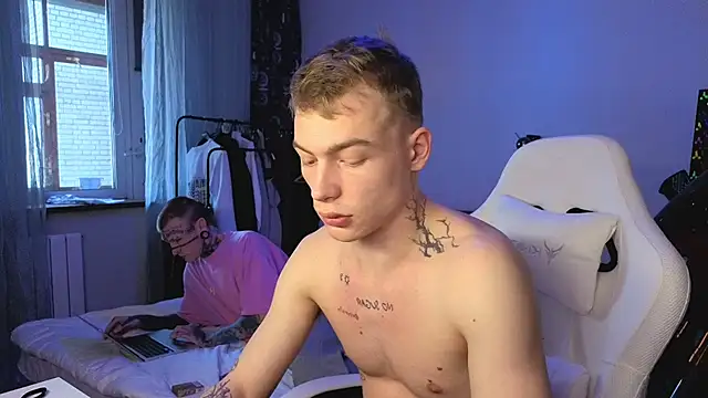 Snapshot of c10h15on1 chatting on March 11, 7:36 am c10h15on1 online show from March 11, 7:36 am