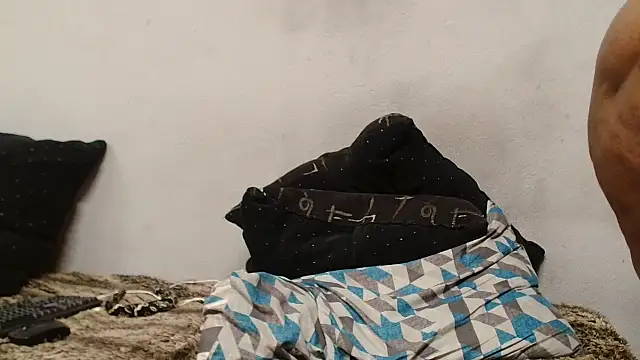 Snapshot of ROYALASS25 chatting on February 18, 8:59 am ROYALASS25 online show from February 18, 8:59 am