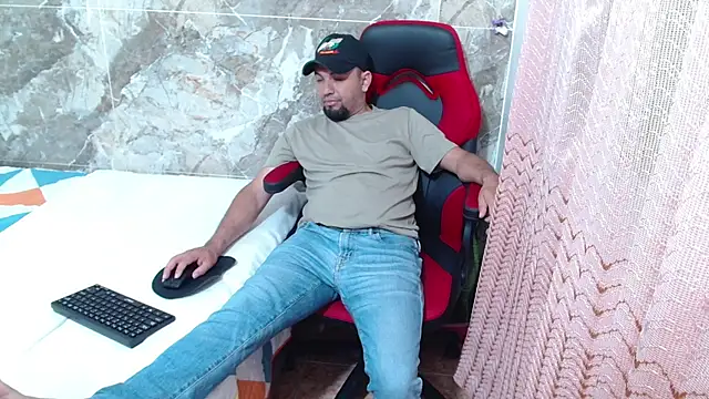 Snapshot of smitdleds1130 chatting on September 14, 12:32 am smitdleds1130 online show from September 14, 12:32 am