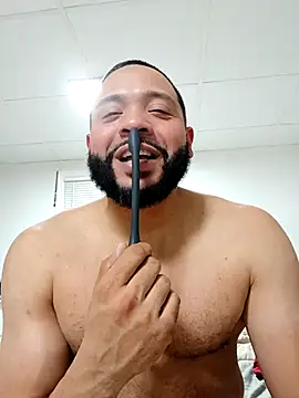 Snapshot of tripping385 chatting on October 29, 2:25 am tripping385 online show from October 29, 2:25 am