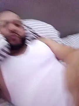 Snapshot of tripping385 chatting on November 23, 10:59 am tripping385 online show from November 23, 10:59 am