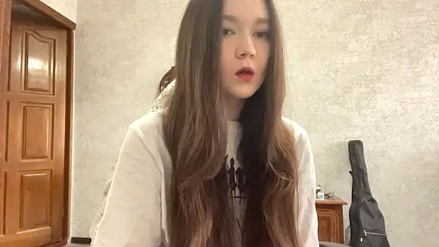 Snapshot of Pikmigirl18 chatting on October 7, 9:17 am Pikmigirl18 online show from October 7, 9:17 am