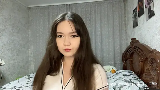 Pikmigirl18 online show from November 14, 1:32 pm