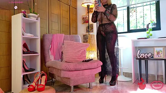 Snapshot of mrs_edha chatting on July 17, 2:13 pm mrs edha online show from July 17, 2:13 pm