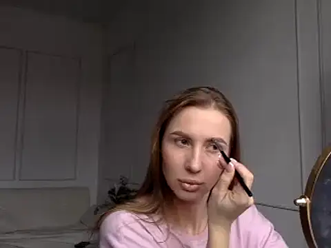 Snapshot of Alveryn chatting on November 1, 7:32 am Alveryn online show from November 1, 7:32 am