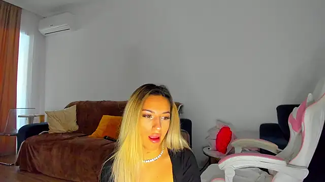 Snapshot of Anya_Belle chatting on January 11, 7:02 am Anya Belle online show from January 11, 7:02 am