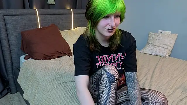 Snapshot of KandraCruser chatting on October 4, 8:18 pm KandraCruser online show from October 4, 8:18 pm