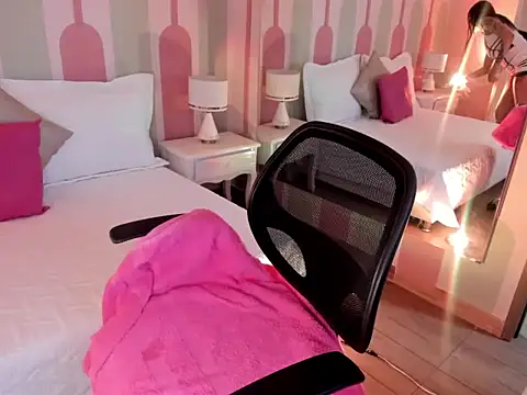 Snapshot of _Sharloth_ chatting on November 8, 1:33 pm Sharloth online show from November 8, 1:33 pm