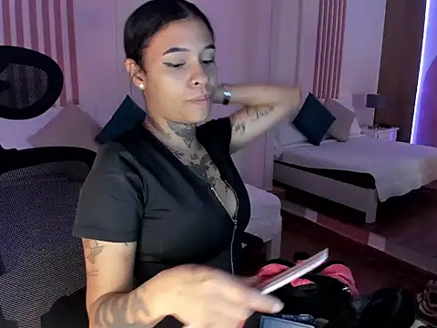 Snapshot of _Sharloth_ chatting on December 1, 3:50 pm Sharloth online show from December 1, 3:50 pm