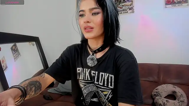 Snapshot of La_Diabla_111_ chatting on April 30, 6:47 pm La Diabla 111 online show from April 30, 6:47 pm