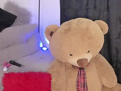 Elyross1  online show from October 12, 9:36 pm