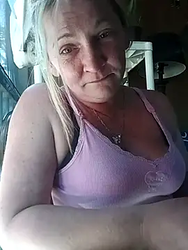 Snapshot of Goldenndoll chatting on November 15, 7:32 pm Goldenndoll online show from November 15, 7:32 pm